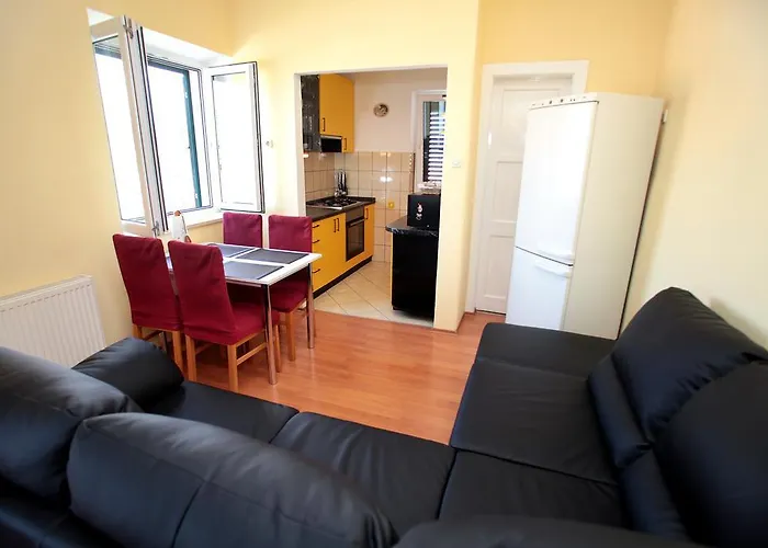 Carija 3* Τρογκίρ