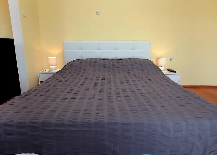 Carija Πανσιόν Τρογκίρ