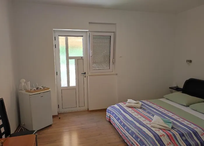 Carija 3* Τρογκίρ