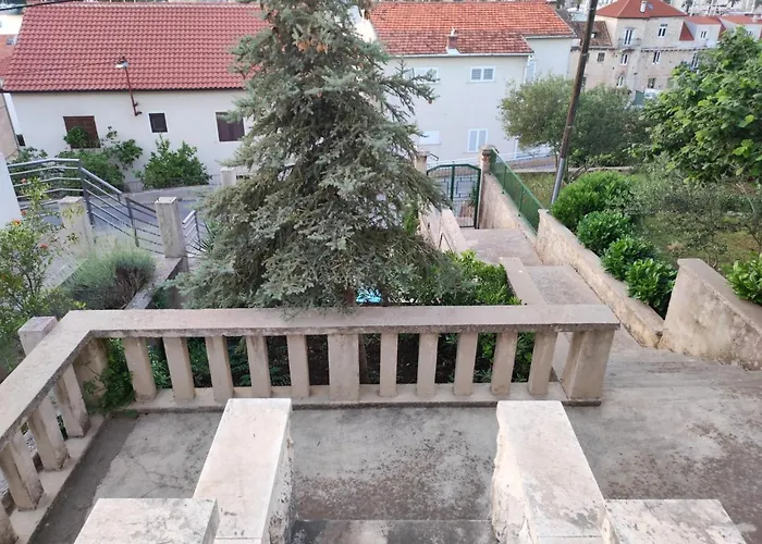 Carija Πανσιόν Τρογκίρ